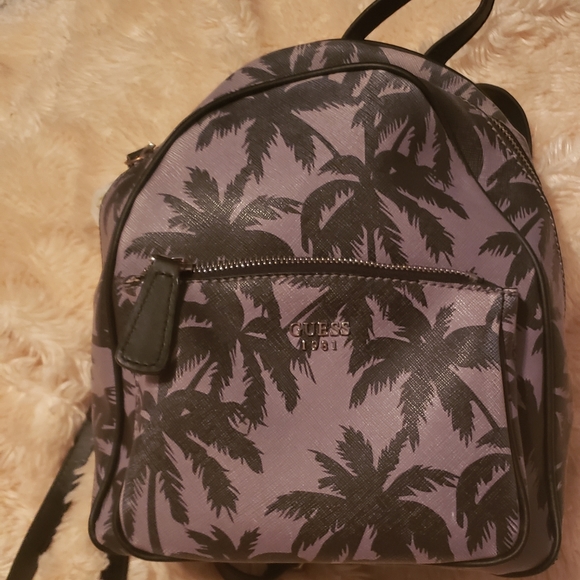 Guess small back pack - Picture 2 of 8